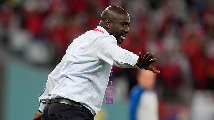 Ghanas Cheftrainer Otto Addo feuert seine Spieler an.