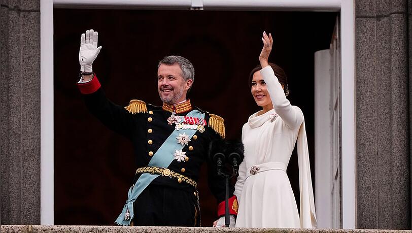 Frederik X. und Mary von Dänemark zeigen sich erstmals als neues Königspaar.
