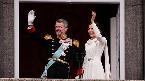 Frederik X. und Mary von Dänemark zeigen sich erstmals als neues Königspaar.