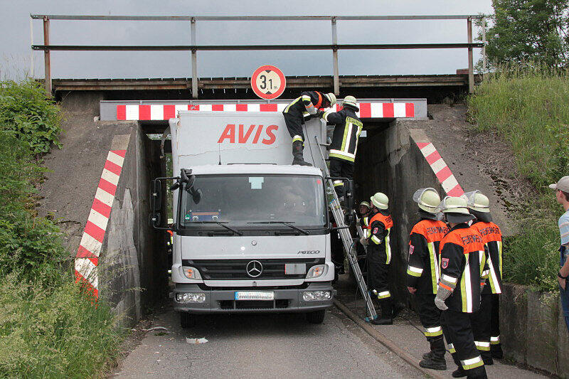 Der 40-jährige Fahrer wollte mit einem Umzugstransporter in Schwindegg im Landkreis Mühldorf eine Bahnunterführung passieren. Sein 3,65 Meter hohes Fahrzeug blieb in der 3,1 Meter hohen Unterführung stecken und musste von der Feuerwehr rausgeschnitten werden.