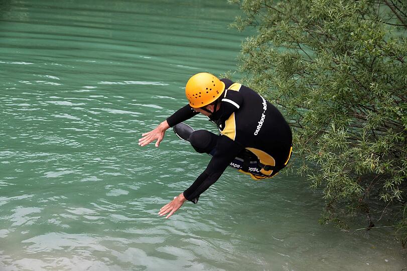 Mutig hupft Guillermo Vallori ins Wasser.