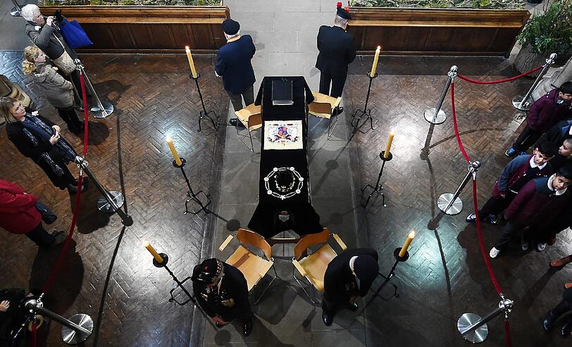 Der in der Kathedrale von Leicester aufgebahrte Sarg des früheren Königs Richard III. ist zum Publikumsmagneten geworden.