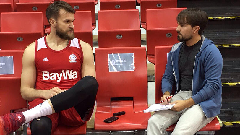 Danilo Barthel (hier im Gespräch mit AZ-Reporter Julian Buhl) steht vor seinem Comeback beim FC Bayern.