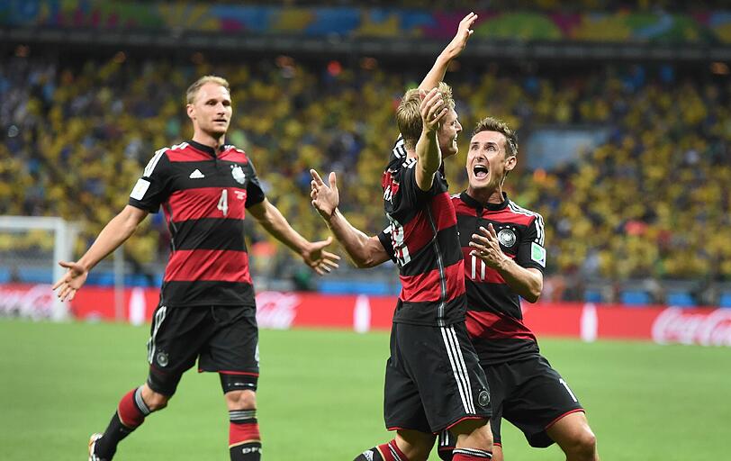 69. Minute: Bei Kontern hält sich die brasilianische Gegenwehr in Grenzen. Philipp Lahm beackert die rechte Außenbahn und findet André Schürrle mit einem Querpass am rechten Torpfosten. Er hält den Fuß hin und schiebt das Leder in die Ecke.
