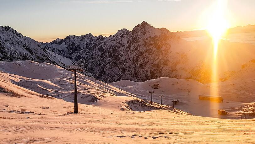 Die Sonne geht am frühen Morgen im Zugspitzgebiet auf. Am Freitag öffnet auf Deutschlands höchstem Berg der erste Lift.
