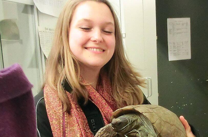 Glücklich, dass Omas Schildkröte wieder da ist: die Enkelin der Besitzerin.