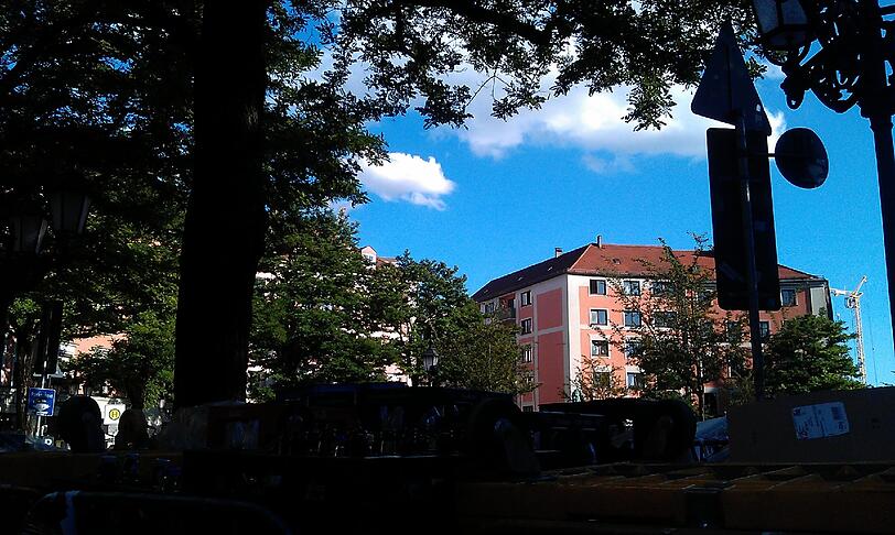 Noch sind nur wenige Leute auf dem Gärtnerplatz unterwegs. Doch das kann sich schnell ändern: An warmen Sommerabenden ist der Platz brechend voll.