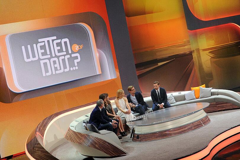 Fernsehkoch Christian Rach (l-r), Moderator Markus Lanz, Schauspielerin Hilary Swank, Moderatorin Judith Rakers und das Moderatoren-Duo Joko Winterscheidt und Klaas Heufer-Umlauf sitzen auf der Couch.