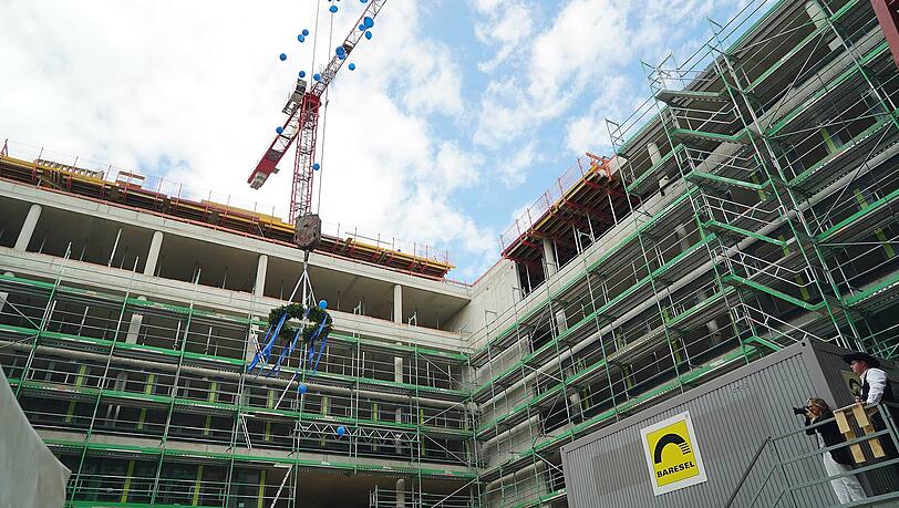 Hoch hinaus: Der Richtkranz krönt den fertigen Rohbau.