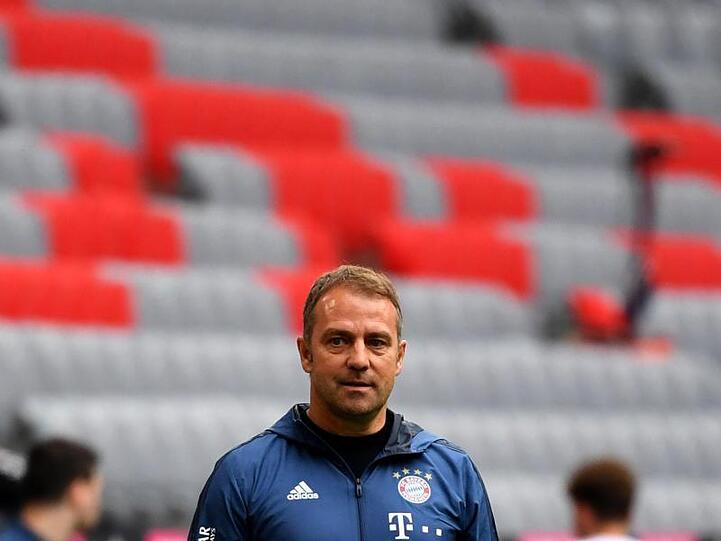 Münchens Trainer Hansi Flick steht am Spielfeldrand. Foto: Sven Hoppe/dpa-Pool/dpa/Archivbild