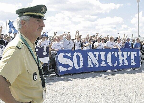 Der Protestmarsch vom Busparkplatz zur Nordkurve der Allianz Arena. Das Motto der Löwen-Fans: "So nicht!"