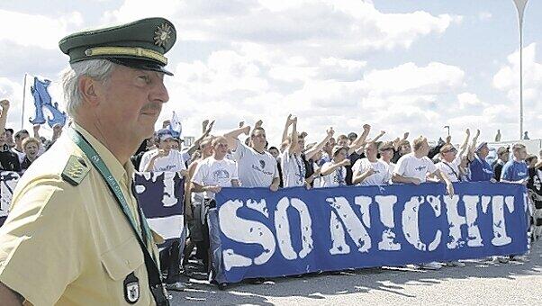 Der Protestmarsch vom Busparkplatz zur Nordkurve der Allianz Arena. Das Motto der Löwen-Fans: "So nicht!" Der Protestmarsch vom Busparkplatz zur Nordkurve der Allianz Arena. Das Motto der Löwen-Fans: "So nicht!"