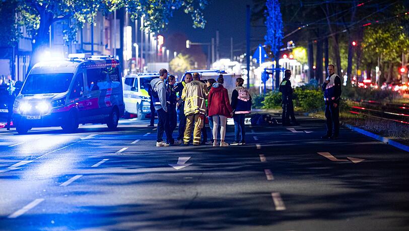 Einsatzkräfte versorgen mehrere Menschen nach einer Schießerei in Hannover.