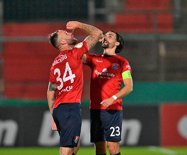 Prost zum Tor: Hobsch (l:) und Schwabl in Haching Prost zum Tor: Hobsch (l:) und Schwabl in Haching