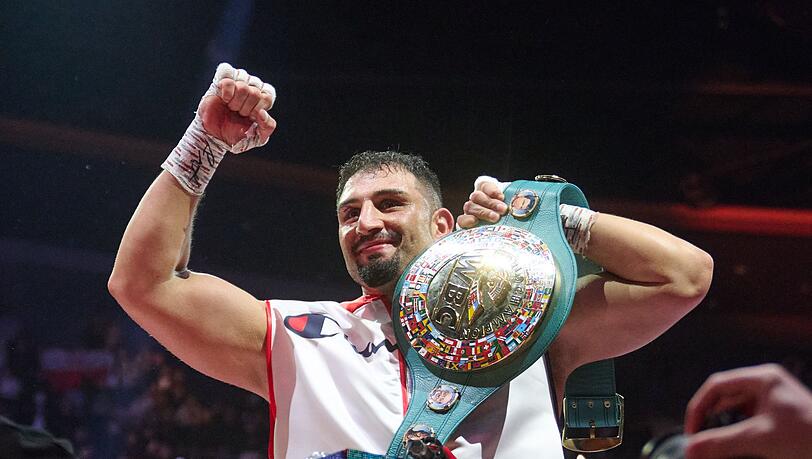 Schwergewichtsboxer Agit Kabayel strahlt als Weltmeister. (Archivbild)
