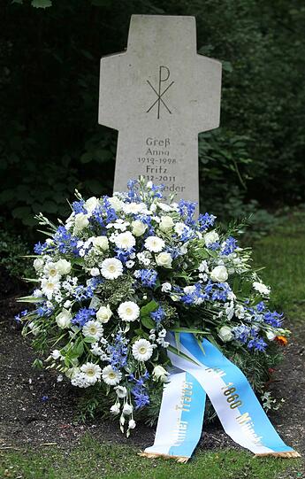 Kranzniederlegung für das älteste Löwenmitglied Fritz Gress durch Präsident Dieter Schneider und  Fussballabteilungsleiter Robert Reisinger am Sollner Waldfriedhof. Die Bilder