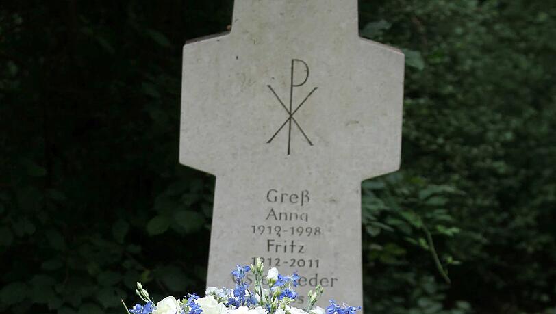 Kranzniederlegung für das älteste Löwenmitglied Fritz Gress durch Präsident Dieter Schneider und Fussballabteilungsleiter Robert Reisinger am Sollner Waldfriedhof. Die Bilder Kranzniederlegung für das älteste Löwenmitglied Fritz Gress durch Präsident Dieter Schneider und Fussballabteilungsleiter Robert Reisinger am Sollner Waldfriedhof. Die Bilder