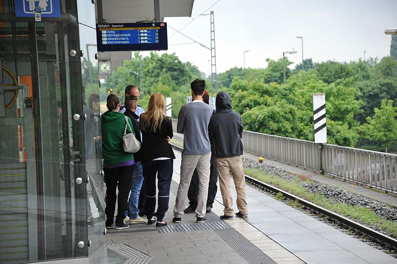 Neuperlach Süd: Erneut ist ein Teenager in München von einer S-Bahn erfasst und getötet worden. Der 18-Jährige starb noch auf dem Bahnsteig an seinen schweren Kopfverletzungen.