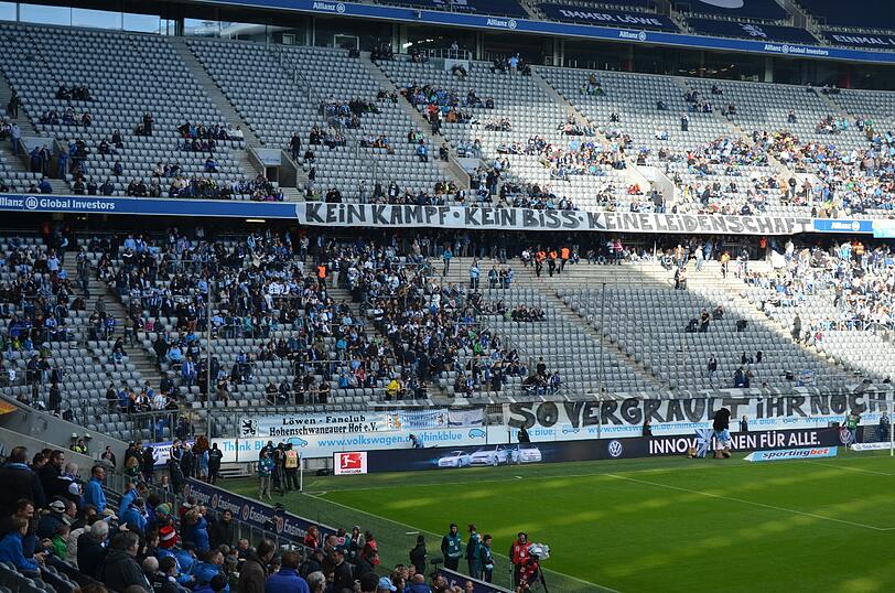Fan-Boykott der Löwen-Fans: Diese Spruchbänder sollten der Mannschaft den richtigen Weg weisen.