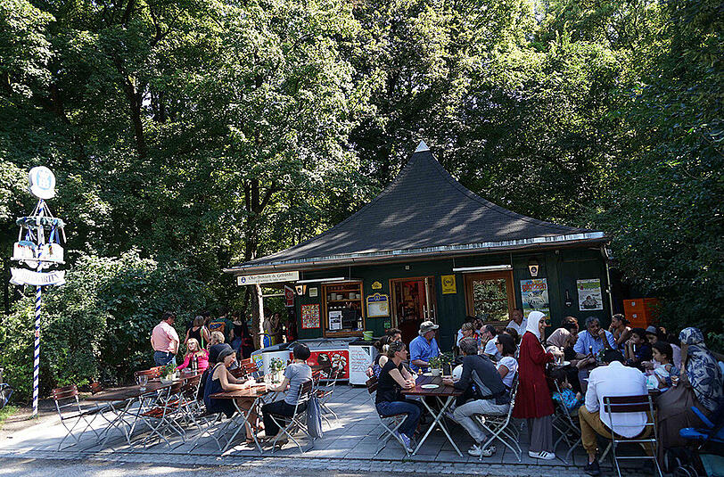Das Milchhäusl am Englischen Garten am Montag. Fast jeder Platz ist besetzt.