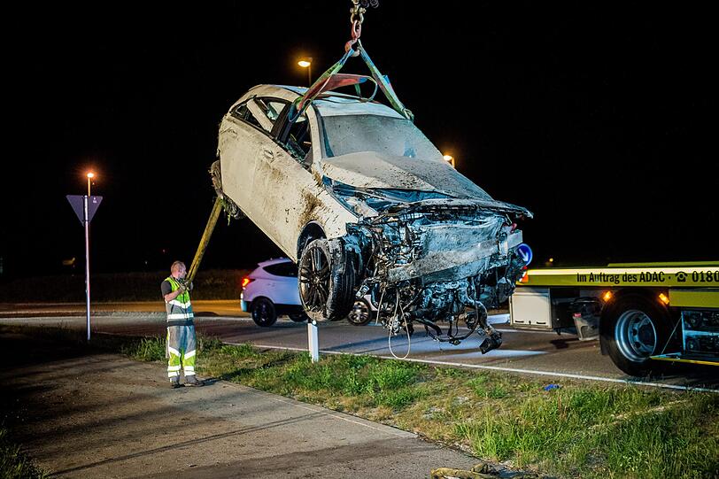 Ein 47-Jähriger flüchtet mit seinem Mercedes CLA vor einer Polizeikontrolle, übersieht einen Kreisverkehr und wird rund 40 Meter durch die Luft geschleudert. Die Bilder vom Einsatz