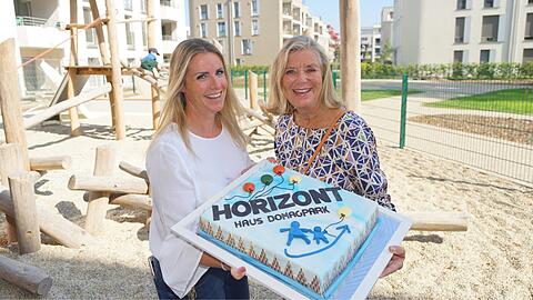 Was Süßes zur Einweihung: Konditorenweltmeisterin Andrea Schirmaier-Huber (l.) übergibt eine Torte an Jutta Speidel.	Foto: Daniel von Loeper