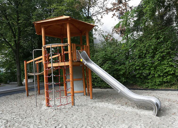 Modern: Kletterturm und Rutsche.