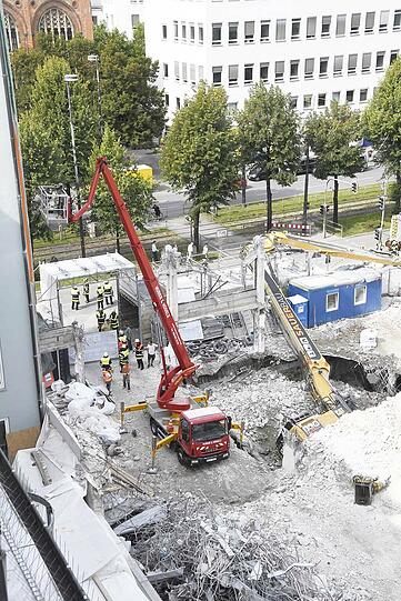 Der Bagger kippte in die Baugrube, ein Kran musste ihn wieder aufrichten.