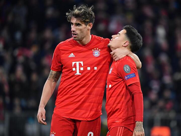 Philippe Coutinho (r) von den Bayern jubelt mit Javi Martinez. Foto: Peter Kneffel/dpa