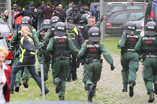 Großeinsatz: Die Polizei musste rund 30 Chaoten stoppen, die versuchten das VIP-Gebäude zu stürmen (oben). Einen Randalierer schnappte sich der Sicherheitsdienst.