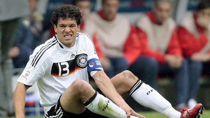 Fällt für die WM-Qualifikationsspiele in Liechtenstein und Finnland aus: DFB-Kapitän Michael Ballack. Fällt für die WM-Qualifikationsspiele in Liechtenstein und Finnland aus: DFB-Kapitän Michael Ballack.
