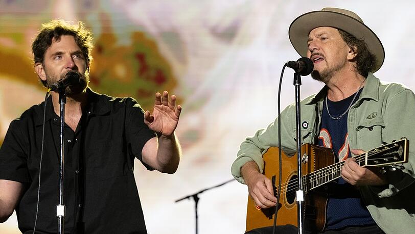 Bradley Cooper (l.) und Eddie Vedder sangen beim BottleRock-Festival ein Duett. Bradley Cooper (l.) und Eddie Vedder sangen beim BottleRock-Festival ein Duett.