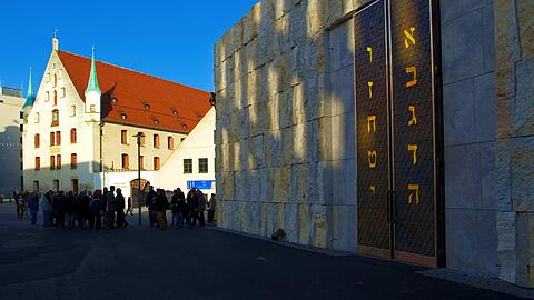 Eingang der Hauptsynagoge Ohel Jakob am St. Jakobs Platz in München, Bayern, Deutschland, Europa *** Entrance the Main synagogue Ohel Jakob on St Jacques Place in Munich, Bavaria, Germany, Europe Copyright: imageBROKER/Dirkxv.xMallinckrodt ibxdvm10260450.jpg Bitte beachten Sie die gesetzlichen Bestimmungen des deutschen Urheberrechtes hinsichtlich der Namensnennung des Fotografen im direkten Umfeld der Veröffentlichung