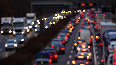 Der Weg zum Weihnachtsbaum f&uuml;hrt f&uuml;r viele &uuml;ber die Autobahnen. Dort soll es in diesem Jahr aber nicht allzu voll werden. (Symbolbild)