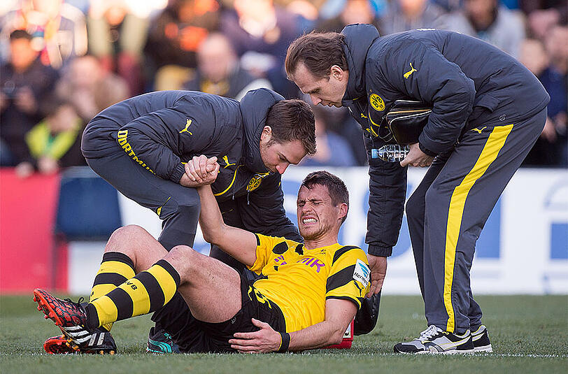 Sebastian Kehl (M.) wird den Dortmundern ungefähr vier Wochen fehlen.