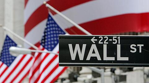 US-Fahnen an der Wallstreet, Sitz der New Yorker Börse.