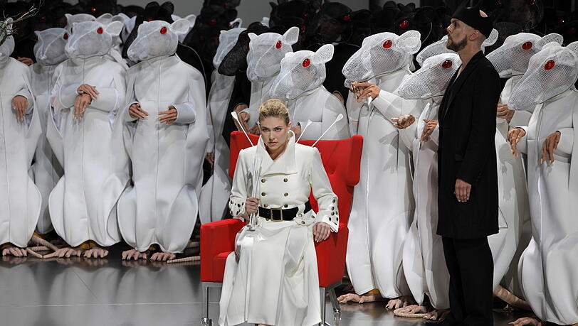 Georg Zeppenfeld als König und Annette Dasch als Elsa in Neuenfels' Bayreuther Ratten-"Lohengrin". Georg Zeppenfeld als König und Annette Dasch als Elsa in Neuenfels' Bayreuther Ratten-"Lohengrin".