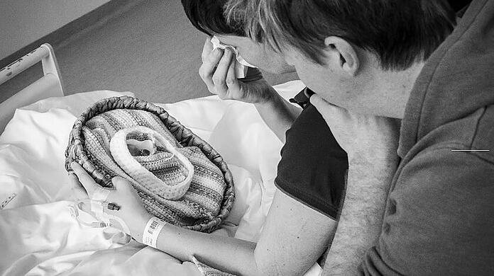 Florian Bauer kam über einen Facebook-Aufruf auf das Engagement als Sternenkinderfotograf; anfangs noch etwas "blauäugig". "Es ist eine Ausnahmesituation, der schwerste Moment für Eltern, die sich eigentlich auf ihr Kind freuen. Und dann die Botschaft, dass das kleine Herzerl nicht mehr schlägt."