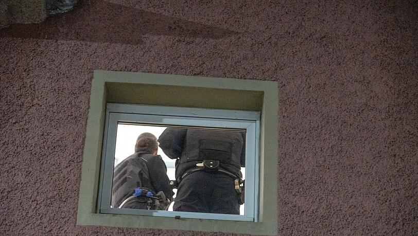 Die Ermittler haben die Wohnung des Tatverdächtigen von Mannheim durchsucht.