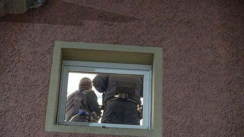 Die Ermittler haben die Wohnung des Tatverdächtigen von Mannheim durchsucht.