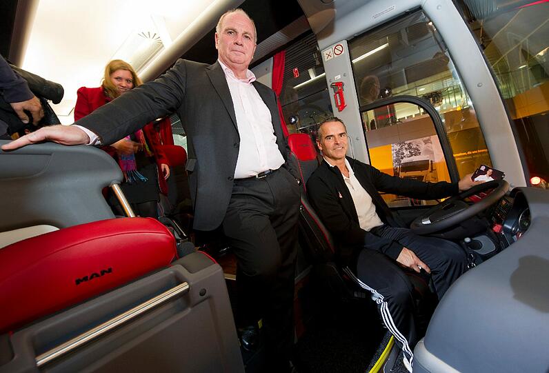 Bayern-Präsident Uli Hoeneß und Coach Dirk Bauermann (am Steuer)