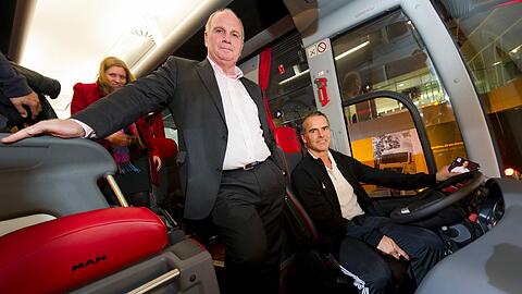Bayern-Präsident Uli Hoeneß und Coach Dirk Bauermann (am Steuer)