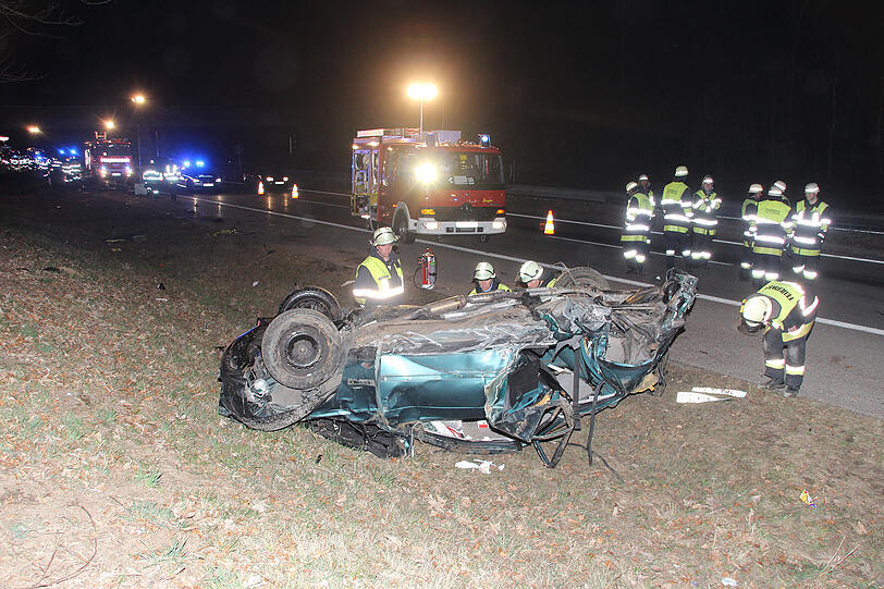 Ein BMW hat sich auf der A 95 überschlagen. Der Fahrer wurde schwer verletzt ins Krankenhaus gebracht. Am Auto entstand ein Totalschaden.