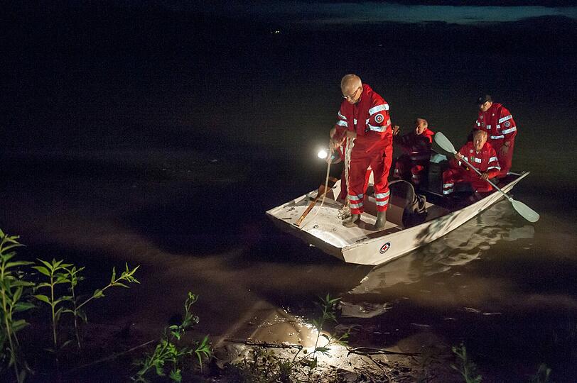 Wo ist Schnappi? Einsatzkräfte suchen am Dienstagabend mit einem Boot am Mittleren Klausensee bei Schwandorf (Oberpfalz) nach einem Krokodil.