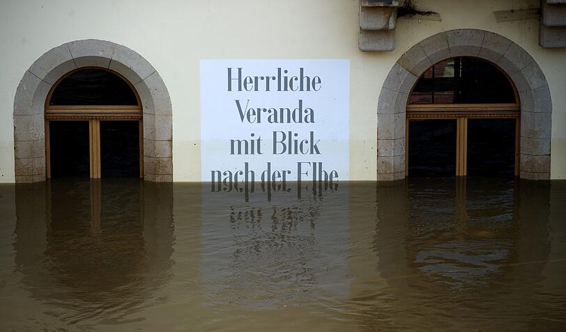Diese Werbetafel eines sächsischen Restaurants wird vom Wasser teils verdeckt.