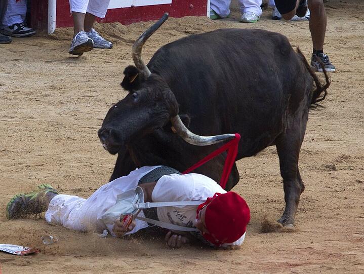 Stierhatz brutal: Aktuelle Bilder aus Pamplona.