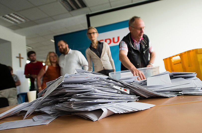 In der Zentrale des CDU-Landesverbands Berlin liegen Stimmkarten der Mitgliederbefragung zur "Ehe für Alle" zur Auszählung bereit.