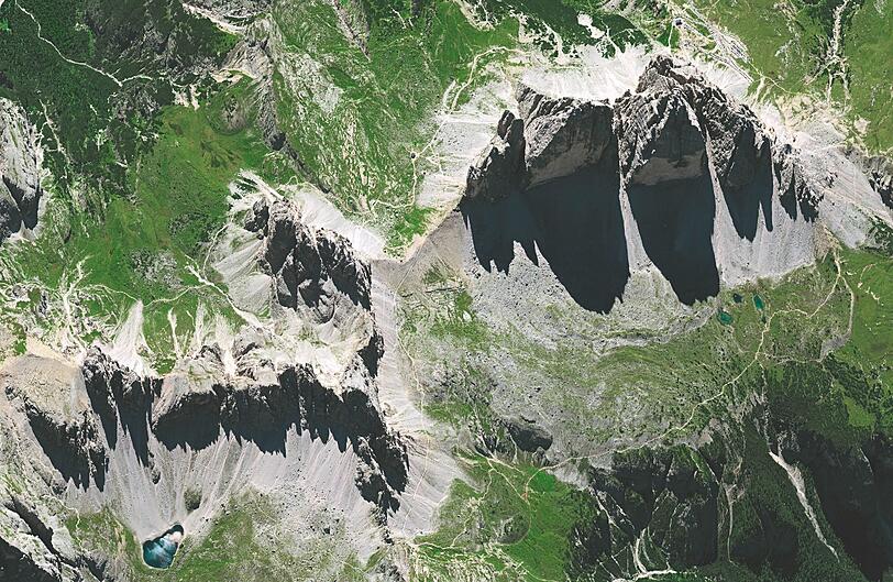 Drei Zinnen: Schräger Blick auf das zackige Felsmassiv in den Südtiroler Dolomiten.
