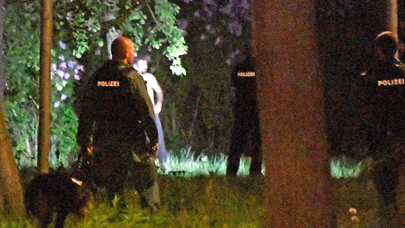Bilder vom großen Polizeieinsatz in Riem: Nach einem Streit bedrohte ein Bewohner einer Asylbewerberunterkunft die Beamten mit einem Messer.