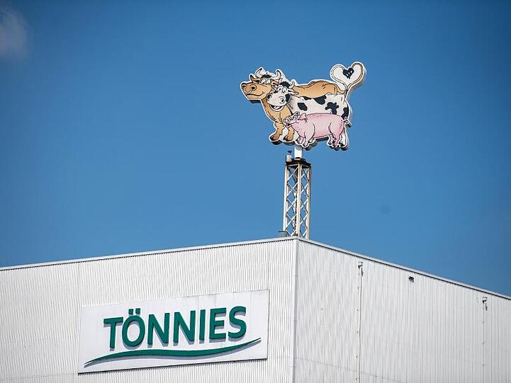 Schlachtbetrieb von Tönnies in Rheda-Wiedenbrück und weitere Subunternehmer hatten Ende vergangener Woche Anträge auf Erstattung von Lohnkosten durch das Land Nordrhein-Westfalen gestellt.